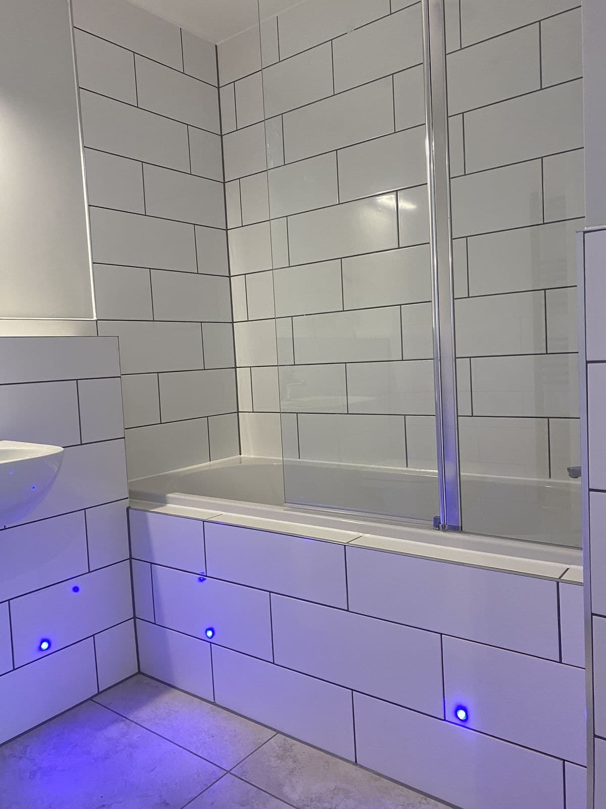 Tiled bath surround with glass screen