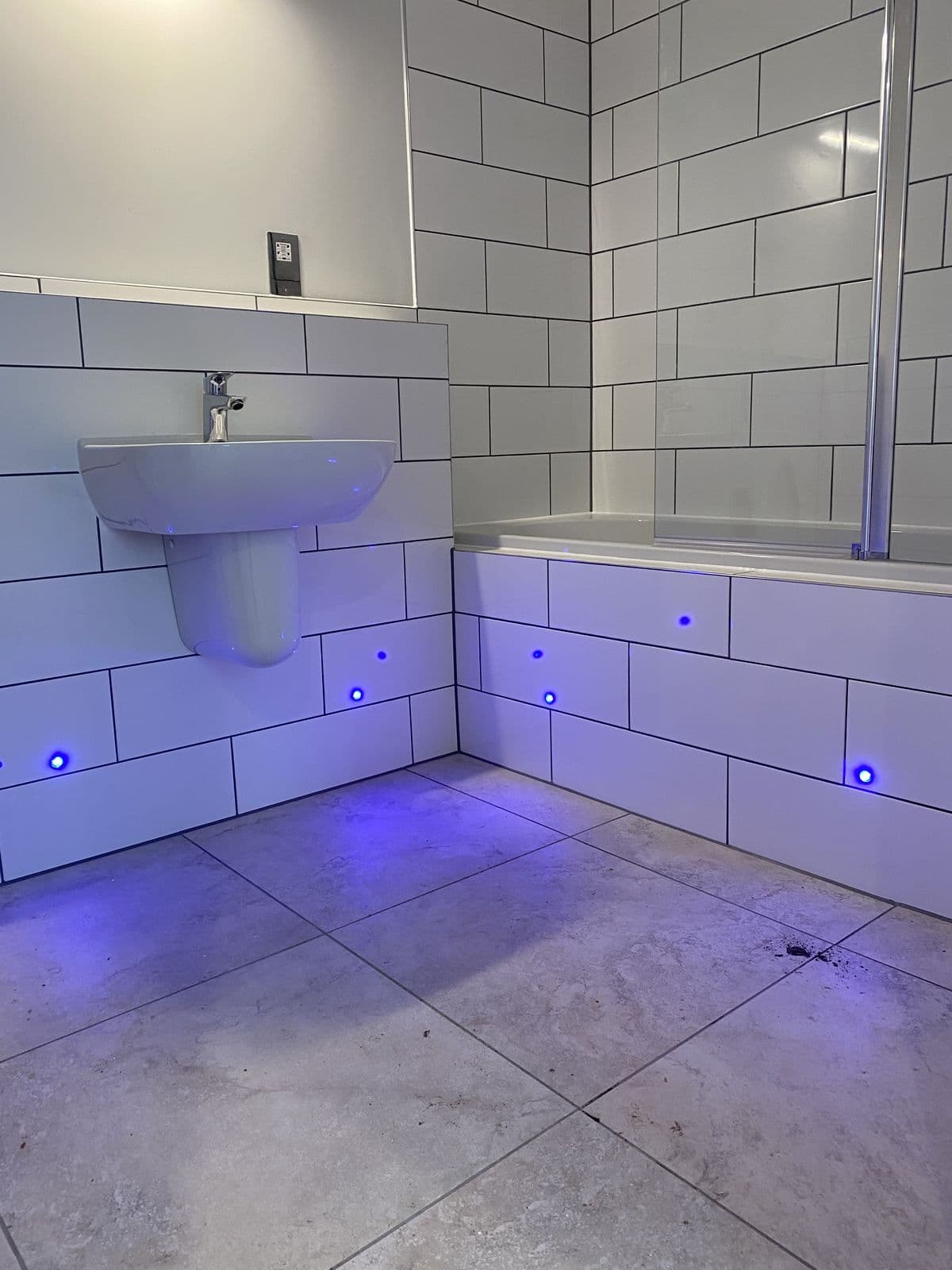 Floor-to-ceiling wall tiling and large-format floor tiles